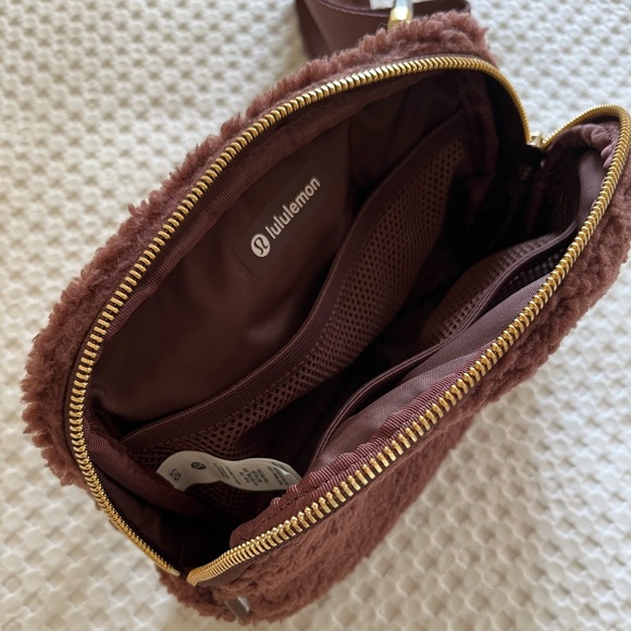 NWT Lululemon Fleece Everywhere Belt Bag 1L BROWN - Picture 3 of 4